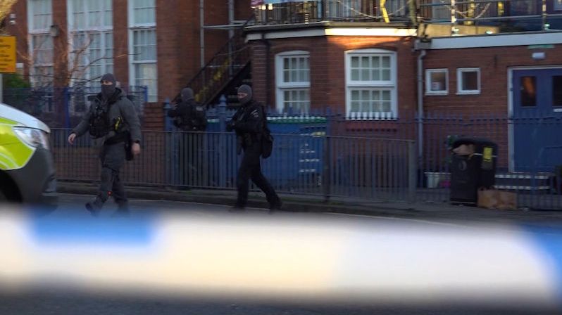 Policisté čtyři dny obléhají byt v Coventry. Muž se tam zabarikádoval s osmiletým synem